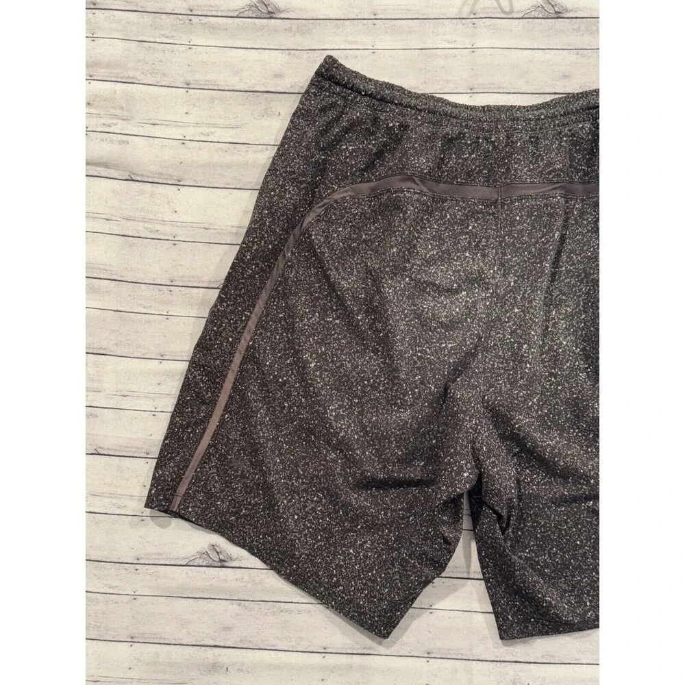 LULULEMON Mens Pace Breaker Short Sz L Black Speckled 9